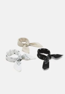Pier One BANDANA UNISEX 3 PACK - Tuch - Black/white/beige 11 Pier One BANDANA UNISEX 3 PACK - Tuch - Black/white/beige -Pier One 07b97c3020c049de90779ce451692b29 1