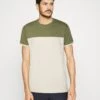 Pier One T-Shirt Print - Khaki/off-white 1 Pier One T-Shirt Print - Khaki/off-white -Pier One 1f55a09fc9e846db91468dfecb58e405