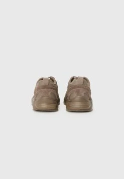 Pier One UNISEX - Trainers - Taupe 11 Pier One UNISEX - Trainers - Taupe -Pier One 9ddeb4b1bd5f4a178f2edca6517fddfa