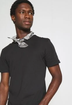 Pier One 3 PACK - T-Shirt Basic - Black/mottled Dark Grey/bordeaux 13 Pier One 3 PACK - T-Shirt Basic - Black/mottled Dark Grey/bordeaux -Pier One ae9b9691c10949c5b4edc17929f8c13a