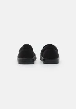Pier One UNISEX - Slip-ons - Black 10 Pier One UNISEX - Slip-ons - Black -Pier One b3086ad5a87545b591af413b2e38fb22 1