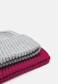 Pier One UNISEX 2 PACK - Mütze - Red/grey 10 Pier One UNISEX 2 PACK - Mütze - Red/grey -Pier One cb0fc487d13545b9b128df4364bdabab